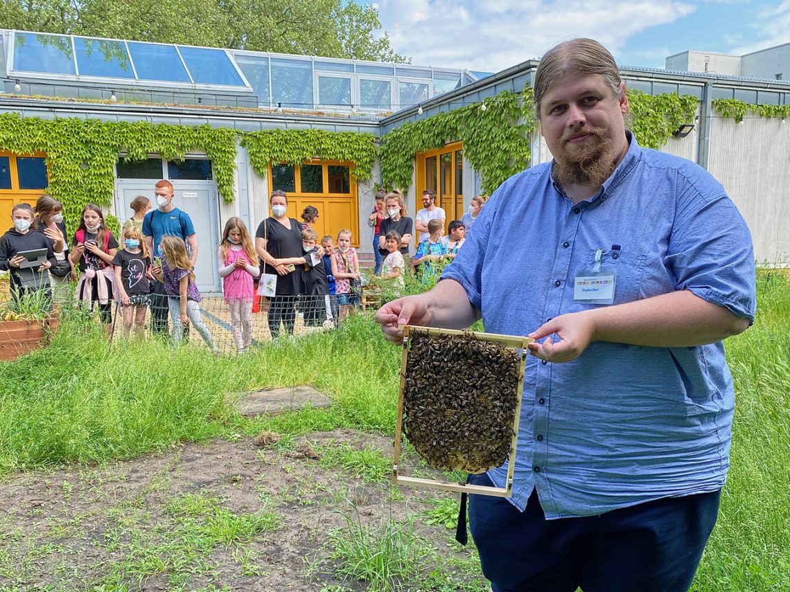 Herr Ebert ist einer der Imker am Campus.
