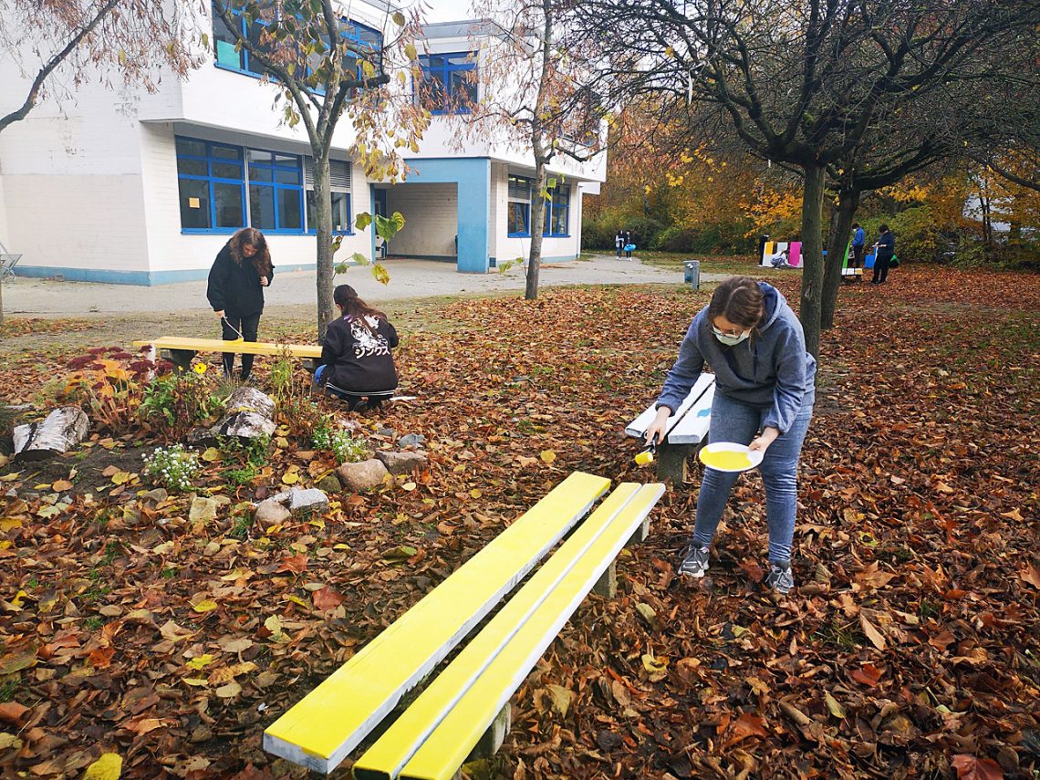 Campus Beauty Day am Campus Hannah Höch: Schülerinnen verschönern den Schulhof