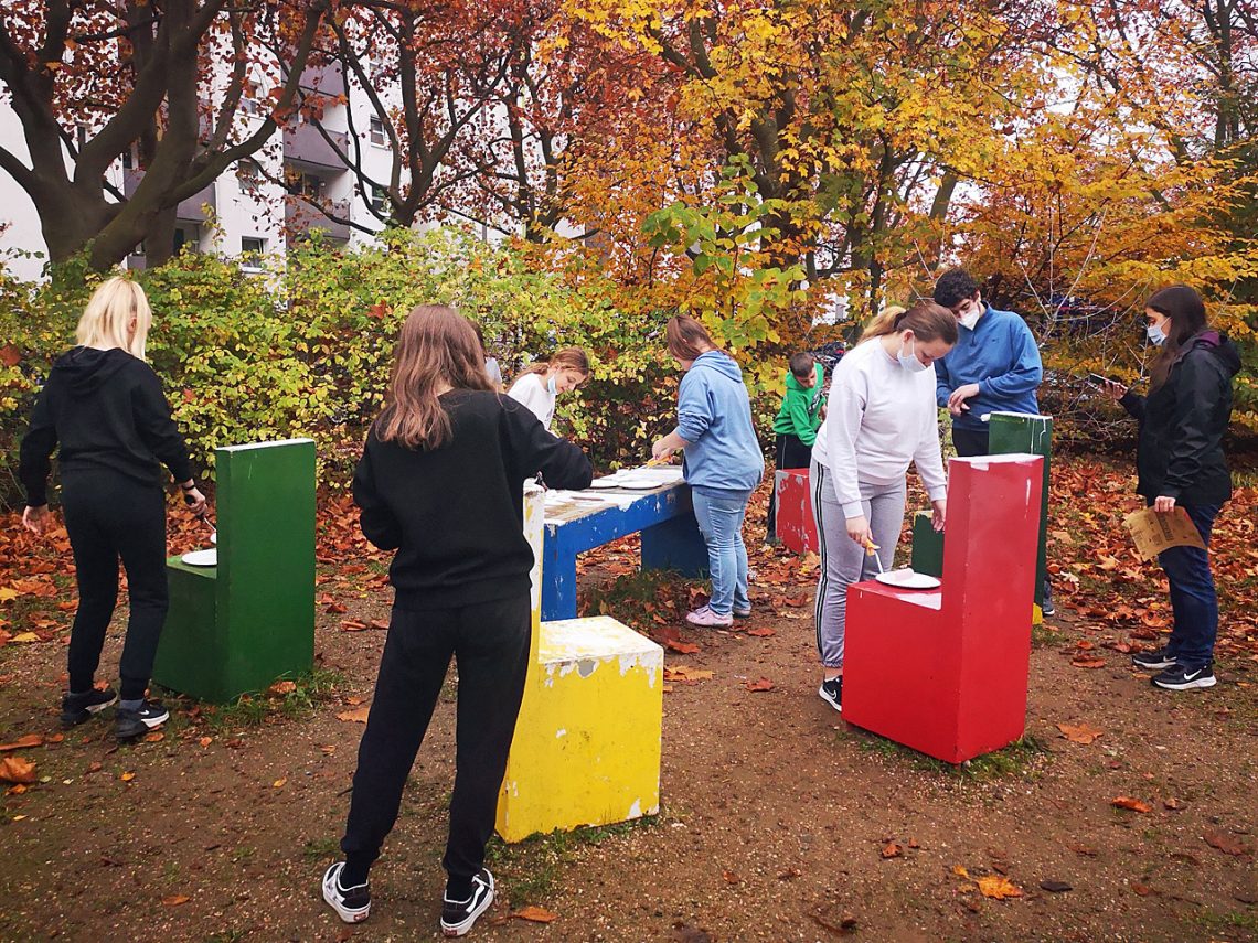 Campus Beauty Day am Campus Hannah Höch: Schülerinnen verschönern den Schulhof