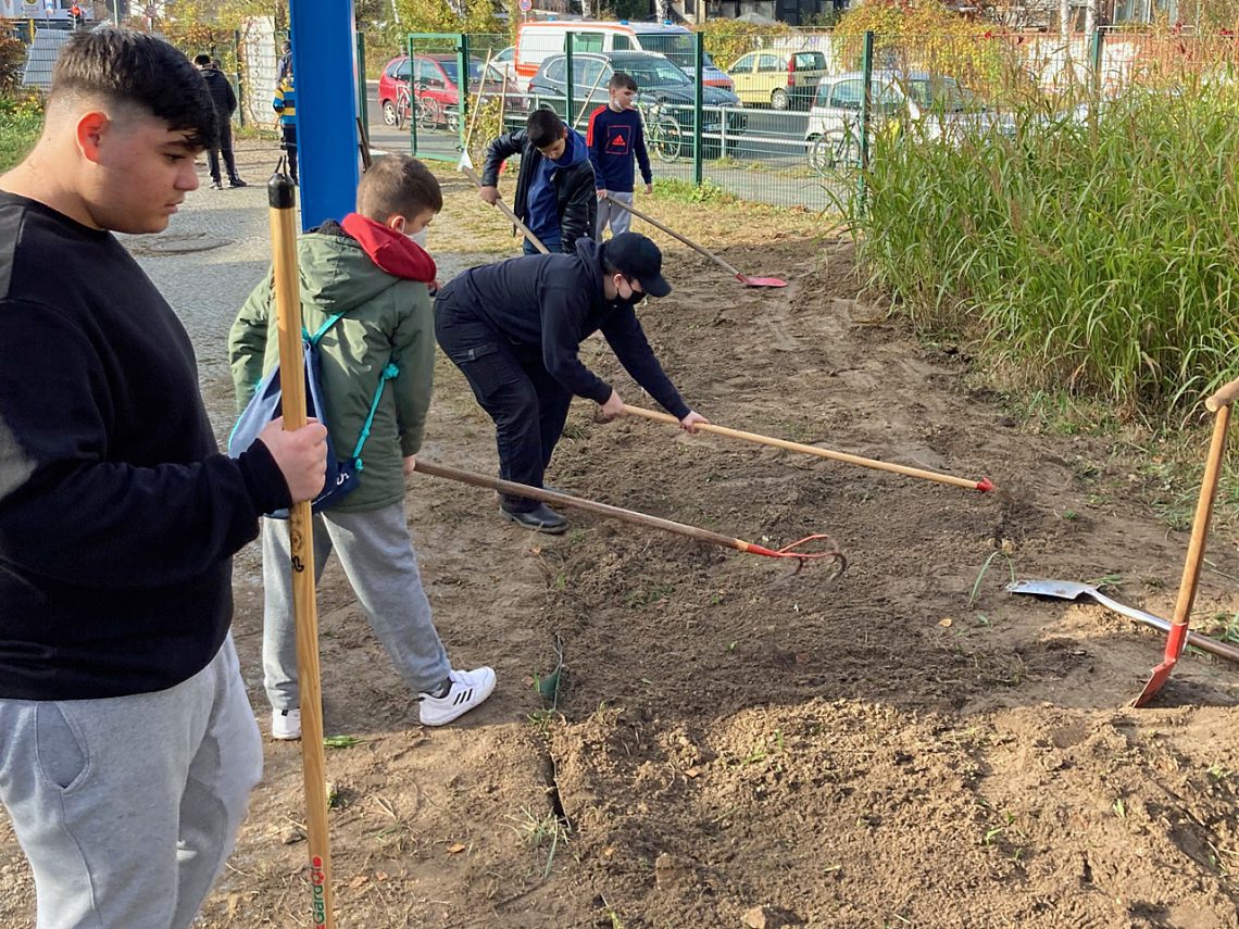 Campus Beauty Day am Campus Hannah Höch: Schülerinnen verschönern den Schulhof