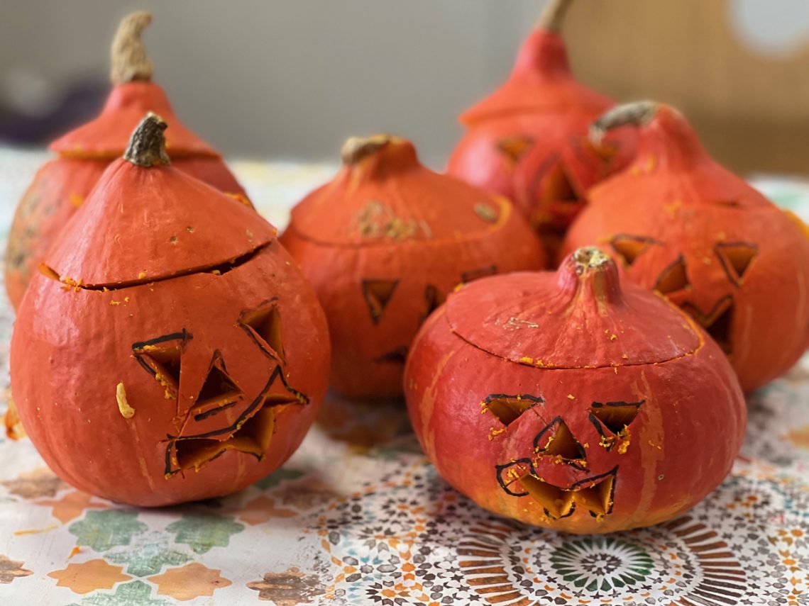 Kürbislaternen für Halloween am Campus Hannah Höch