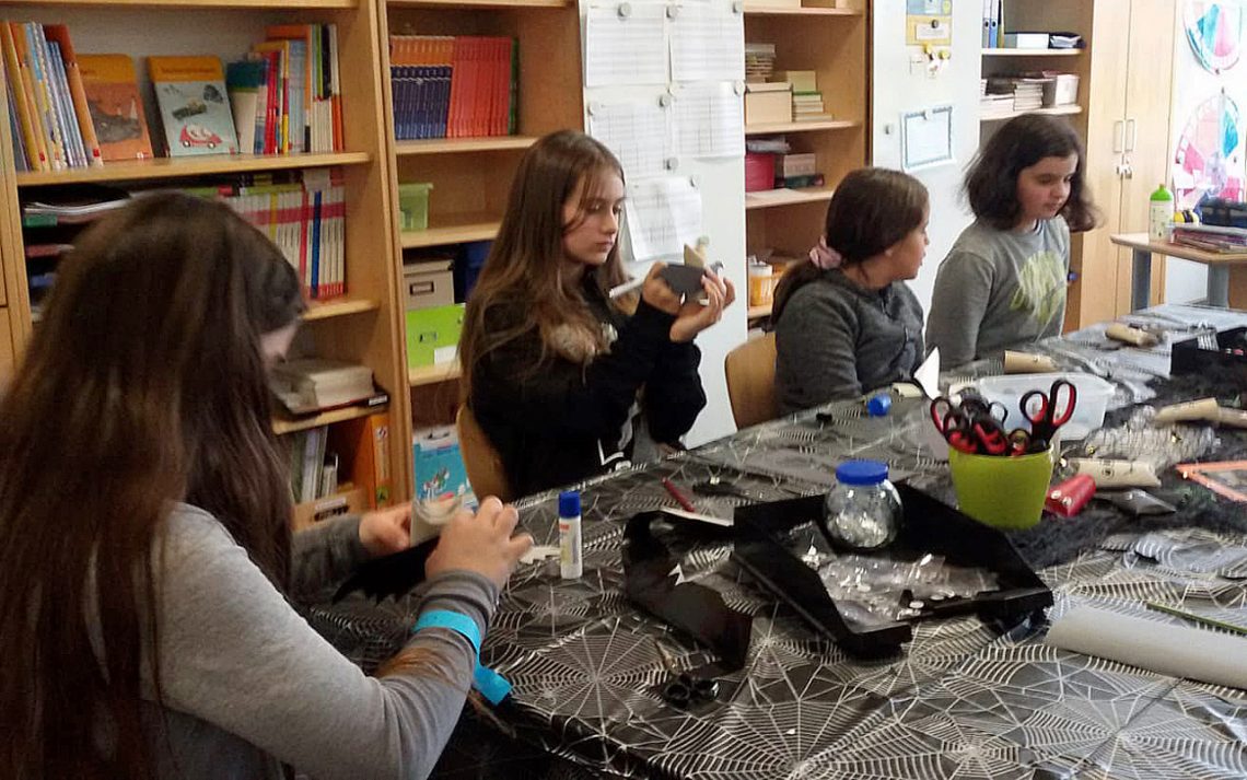 Fledermausbasteln beim Halloween-Etagentreffen am Campus Hannah Höch